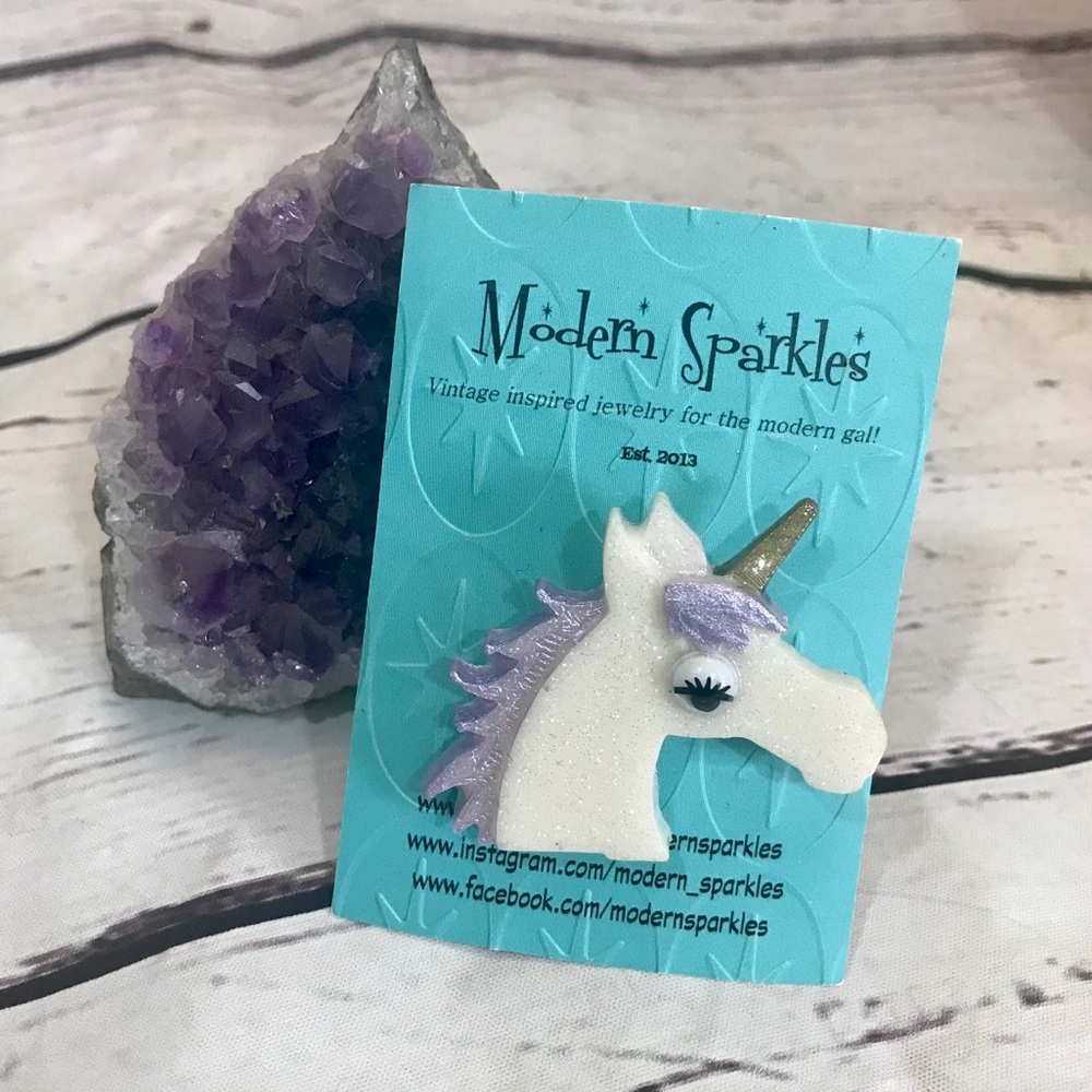 MODERN SPARKLES unicorn head googley eye brooch